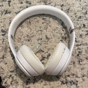 Solo3 beats White Wireless Over-Ear Headphones